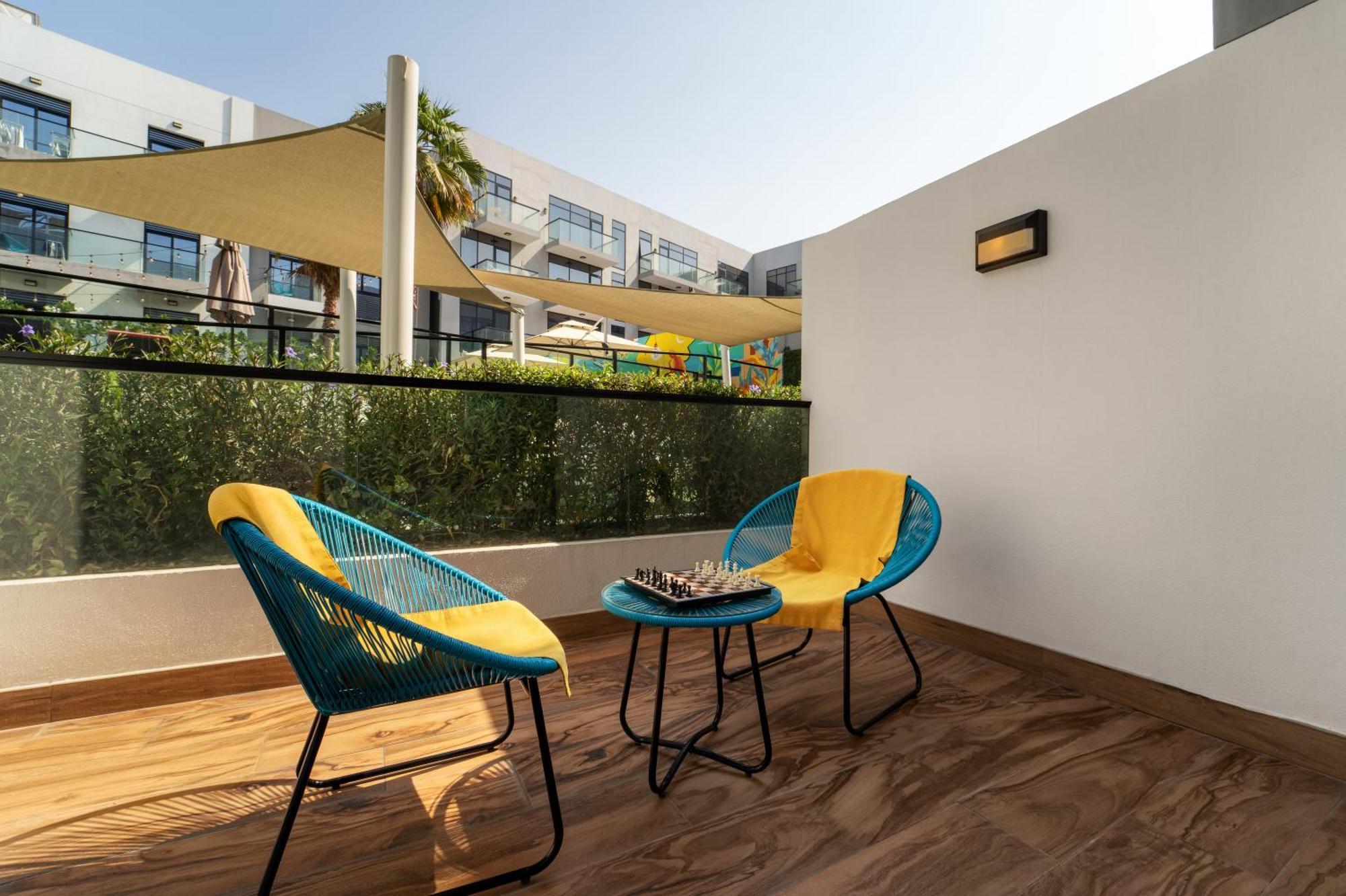 Апарт отель Izzzi Life Mint Дубай Экстерьер фото